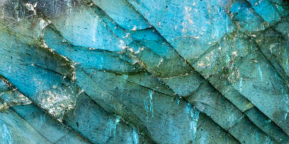 Labradorite: A Guide to Its Healing Benefits and Uses