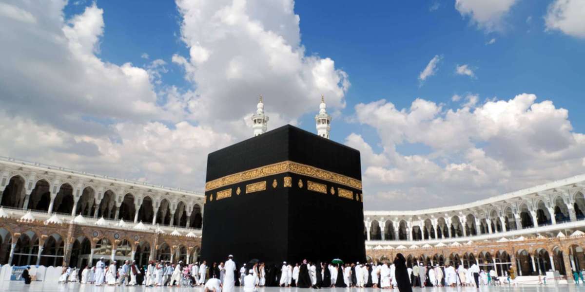 Why Umrah Package Prices in Pakistan Fluctuate & How to Get the Best Deal