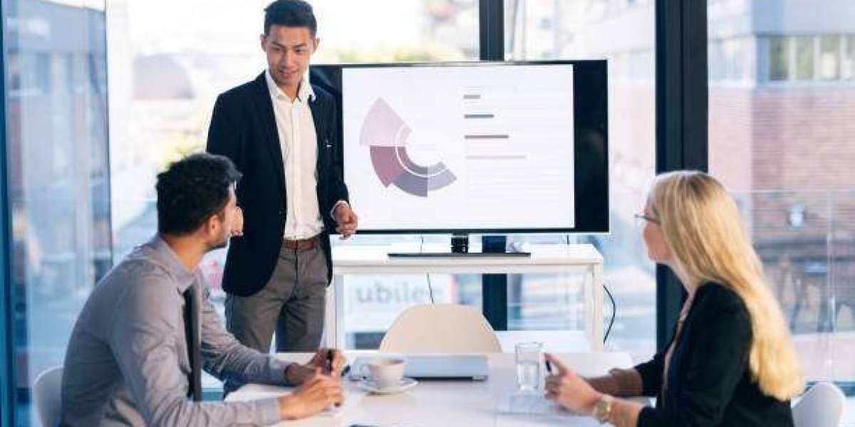 Fashion Marketing Agencies: Bridging Traditional and Digital Media