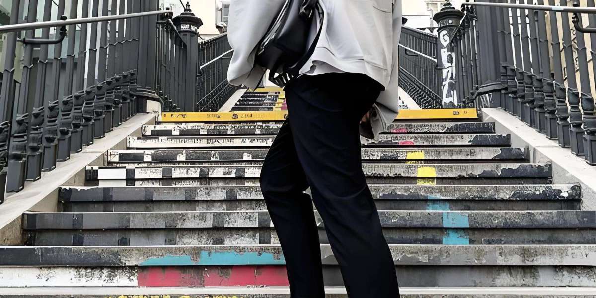 Sacai x Nike聯名穿搭指南——灰白鞋款與Dior混搭美學